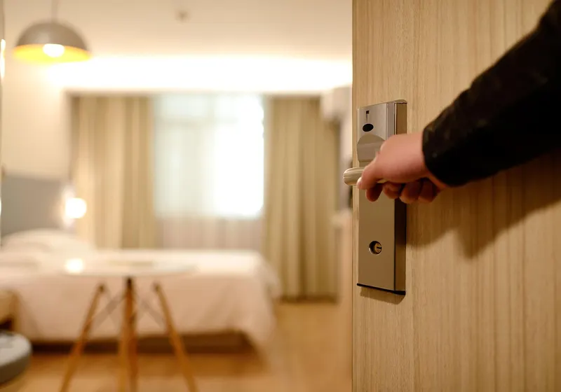 Електронна брава с карта на вратата на хотелска стая